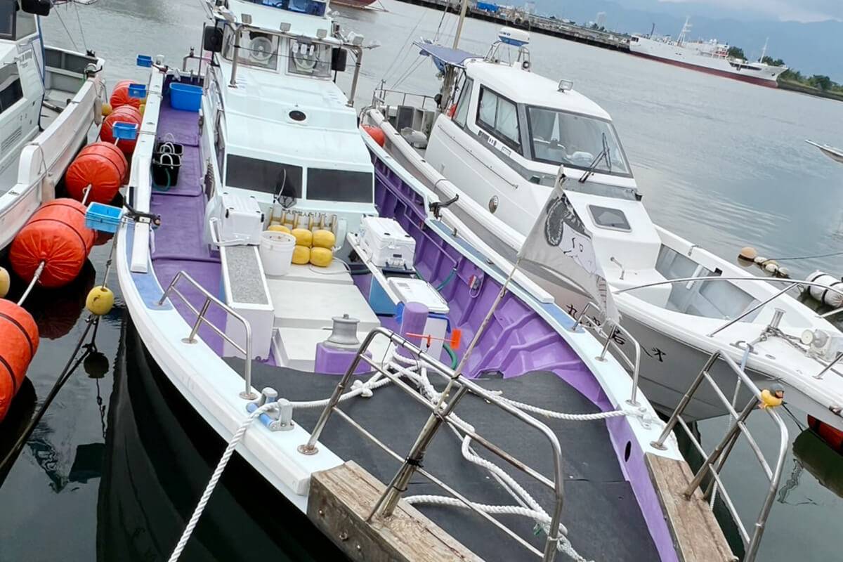 玲翔丸の釣りデッキ。ロッドホルダー完備で快適に釣りを楽しめる広々スペース