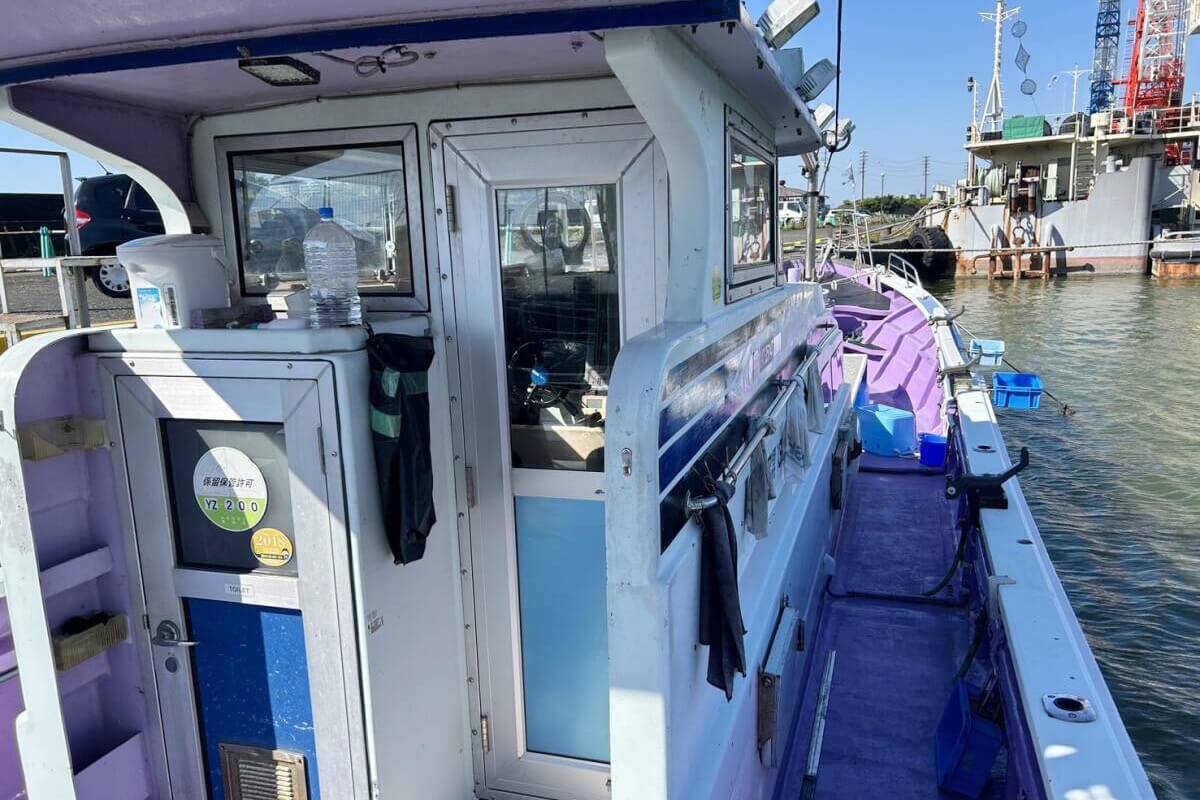 玲翔丸の別アングル釣りデッキ。足元は滑りにくい素材で安心して釣りが可能